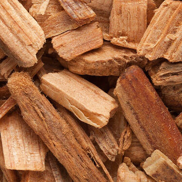 Suga Baddie scent bottom notes are Cedarwood chips, illustrating bottom notes of textured musks, edenolide, and soft cedarwood.